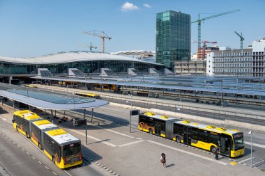 Utrecht tren istasyonu yakınındaki otobüs durağına gelen şehir otobüsleri