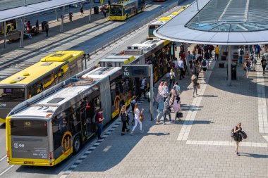 Utrecht tren istasyonu yakınındaki otobüs durağına gelen şehir otobüsleri