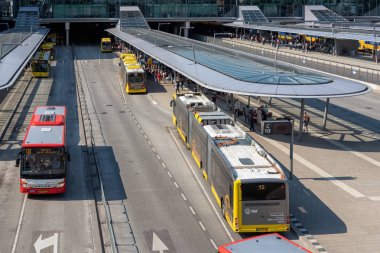 Utrecht tren istasyonu yakınındaki otobüs durağına gelen şehir otobüsleri