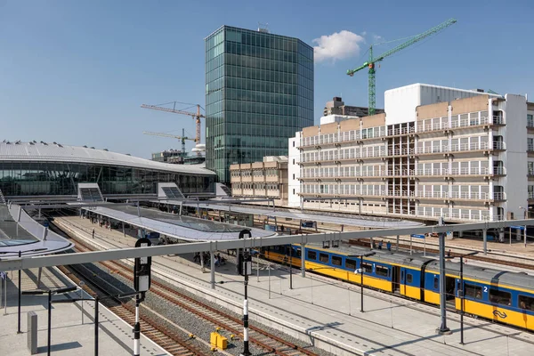 Estação caminho de ferro Utrecht com trens de espera e viajantes — Fotografia de Stock