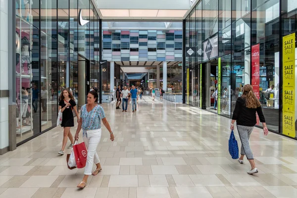 Interior moderno nuevo centro comercial holandés Hoog Catharijne de Utrecht —  Fotos de Stock