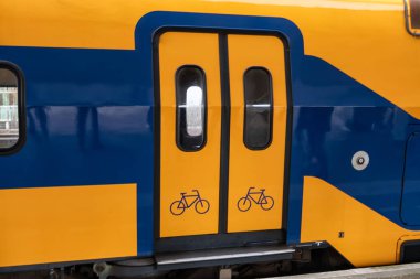 Kapalı kapılı Hollanda demiryolu platformunda tren