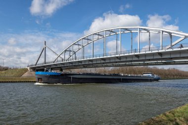 Hollanda Amsterdam Rijn kanalında çelik köprüden geçen gemi