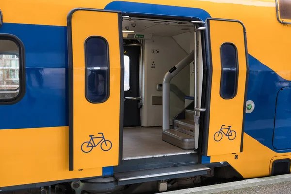 Trein op Nederlands spoorweg platform met open deur — Stockfoto