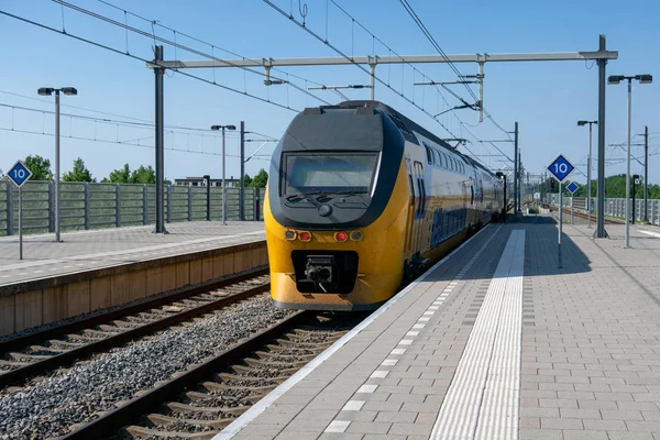 Comboios que chegam à estação central de Lelystad, Países Baixos — Fotografia de Stock