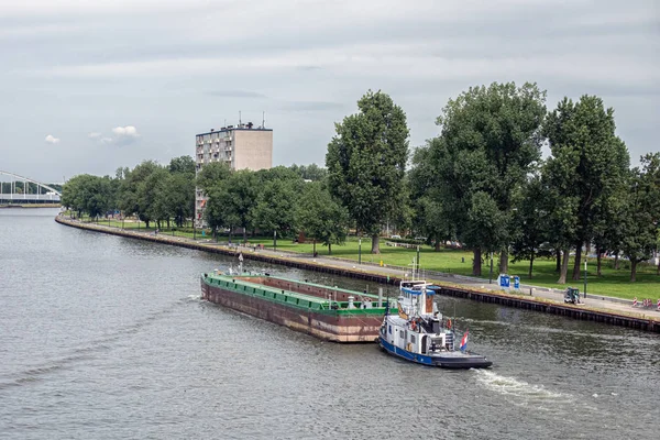 Sleepboot met Cargo bij Dutch Amsterdam-Rijn Canal nabij stad Utrecht — Stockfoto