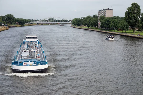 Судно на голландском Амстердамском Рейнском канале, плывущее недалеко от города Утрехт — стоковое фото