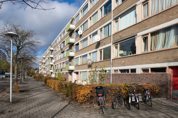 Apartmány v rezidenční čtvrti holandské město Utrecht s zaparkovanými koly — Stock fotografie