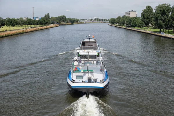 Bateau au canal néerlandais Amsterdam Rijn naviguant près de la ville Utrecht — Photo