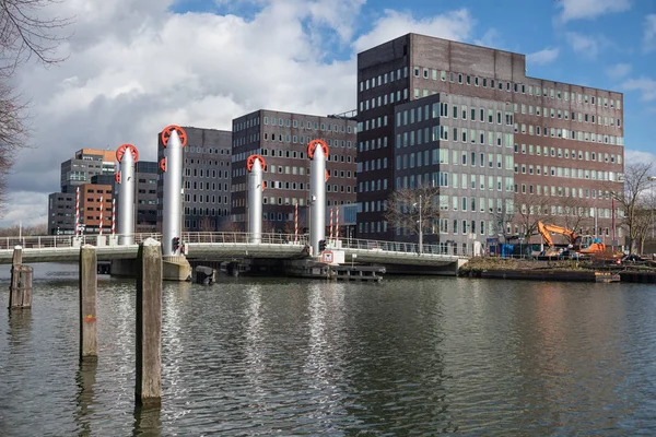 Holandský průplav ve městě Utrecht s padacím můstkem a kancelářskými budovami — Stock fotografie