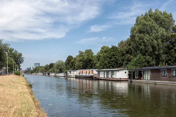 Canal holandés en la ciudad Utrecht con casas flotantes amarradas — Foto de Stock