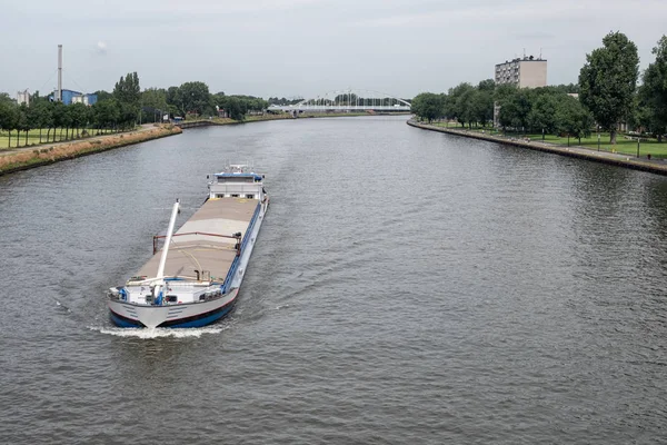 Utrecht kenti yakınlarındaki Hollanda Amsterdam Rijn kanalında gemi — Stok fotoğraf