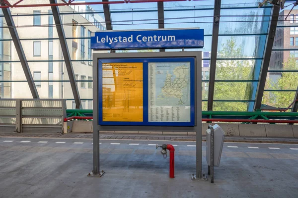 Informatie panel bij perron Railway Station Lelystad, Nederland — Stockfoto