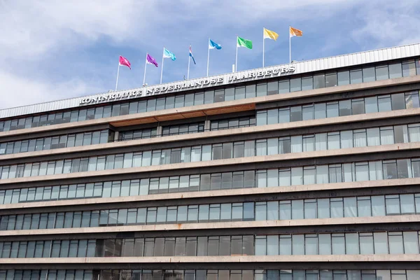 Fasad med flaggor holländska konferenscentret Jaarbeurs i Utrecht — Stockfoto