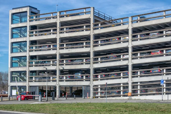 Estacionamento garagem Utrecht para traslados de carro para trem — Fotografia de Stock