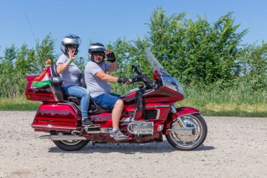 Motor bisikletçileri Honda Goldwing Macaristan üzerinden bir sürücü yapma