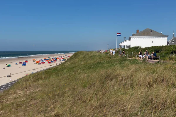 Costa holandesa com visitantes à beira-mar relaxando na praia — Fotografia de Stock