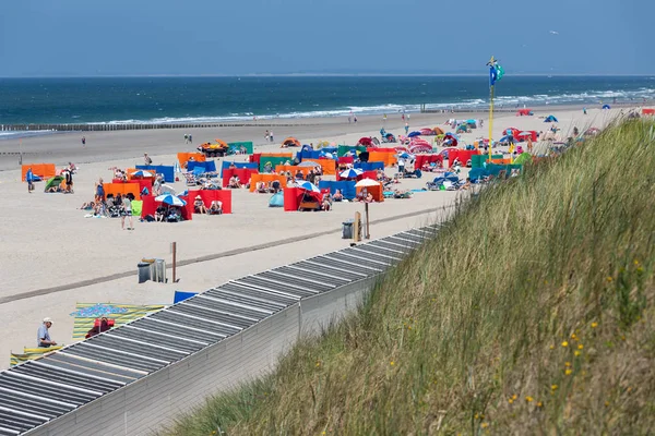 Голландское побережье с приморскими туристами, отдыхающими на пляже — стоковое фото