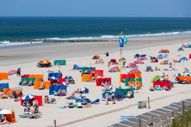 Sahilde dinlendirici sahil ziyaretçileri ile Hollandalı sahil