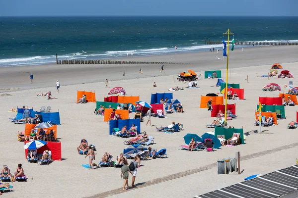 Nederlandse kust met kust bezoekers ontspannen op het strand — Stockfoto