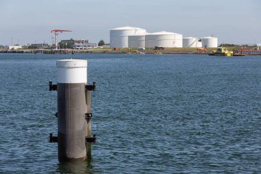 Çelik direkten ve yakıt depolama tankları ile Hollanda liman Vlissingen