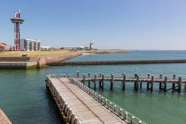 Zeegezicht Harbor Nederlandse stad Vlissingen bij Westerschelde met houten steiger — Stockfoto