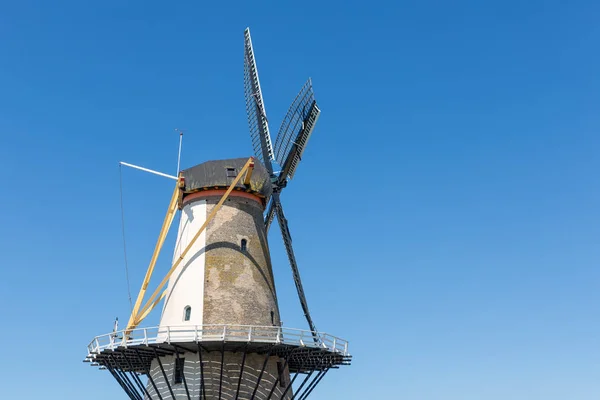 Holländsk traditionell väderkvarn Oranjemolen på dike nära Vlissingen — Stockfoto