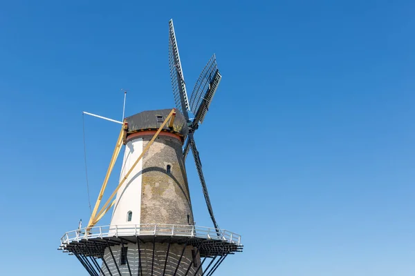 Molino tradicional holandés Oranjemolen en dique cerca de Vlissingen — Foto de Stock