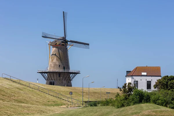 Holenderski tradycyjny wiatrak na Dike w pobliżu Vlissingen — Zdjęcie stockowe