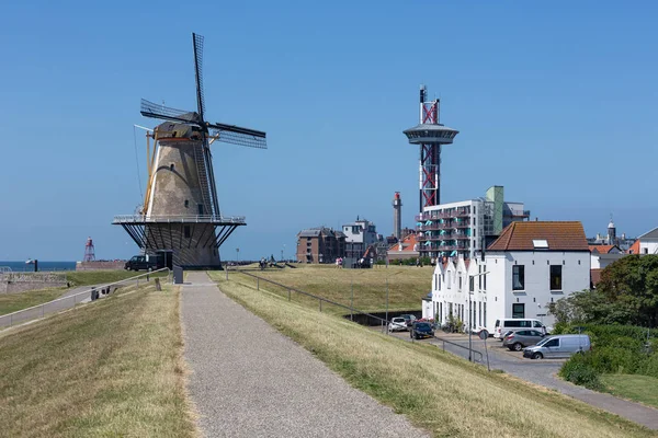 Holland hagyományos szélmalom a gát közelében a városi Vlissingen — Stock Fotó