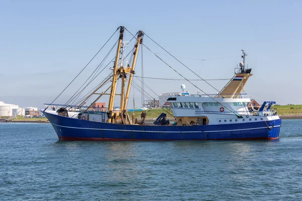 Tăietor de pescuit care navighează în portul Vlissingen, Olanda — Fotografie, imagine de stoc