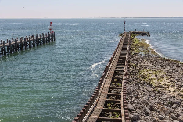 Entrada porto holandês Vlissingen em Westerschelde com molhe de madeira — Fotografia de Stock