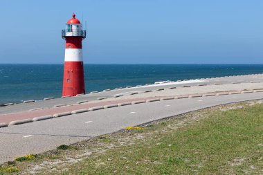 Westkapelle yakınlarındaki dike de Deniz Feneri, Hollanda