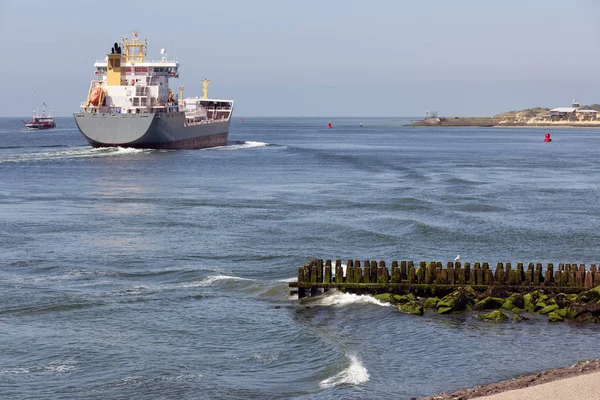Dutch waterside Vlissingen with cargo ship sailing close to coast — Stock Photo, Image