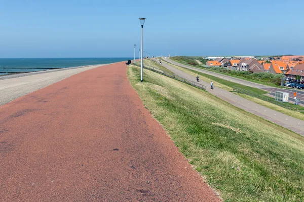 Nederlands dorp Westkapelle beschermd door massief Dijk tegen Noordzee — Stockfoto