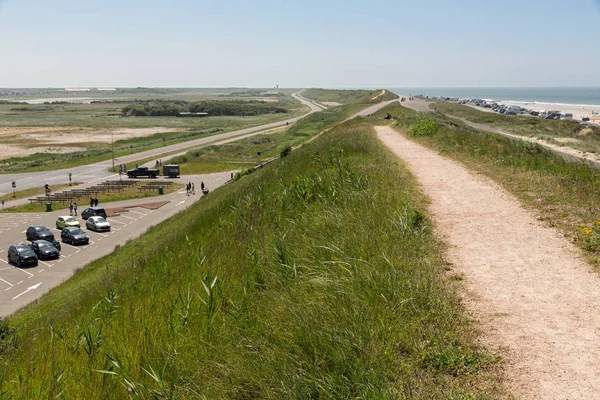 Aparcamiento y coches aparcados a lo largo de la playa costa holandesa Northsea —  Fotos de Stock