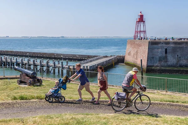 Família com criança e ciclista perto do porto Aldeia holandesa Vlissingen — Fotografia de Stock