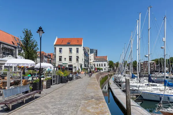 Inner Harbor medeltida holländsk stad Vlissingen med yachter och restauranger — Stockfoto