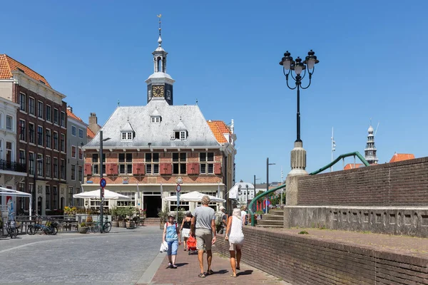 Brasserie mieści się w starym holenderskim średniowiecznym budynku, Vlissingen, Holandia — Zdjęcie stockowe