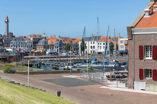 Inner harbor medieval Dutch city Vlissingen with yachts and restaurants — Stock Photo, Image