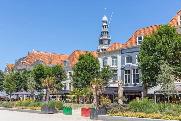 Plein in de Nederlandse stad Vlissingen met restaurants en terrassen — Stockfoto