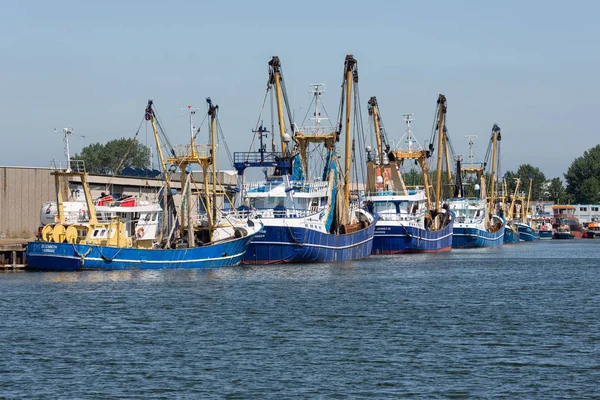 Krajaki rybackie w porcie Vlissingen, Holandia — Zdjęcie stockowe