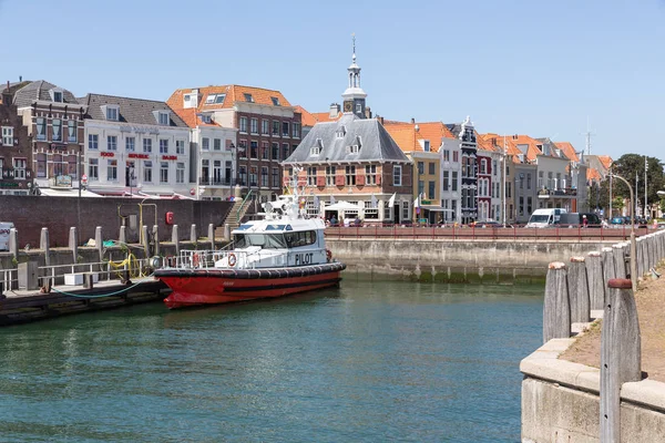 Porto città olandese Vlissingen con barca pilota pronto per la partenza — Foto Stock