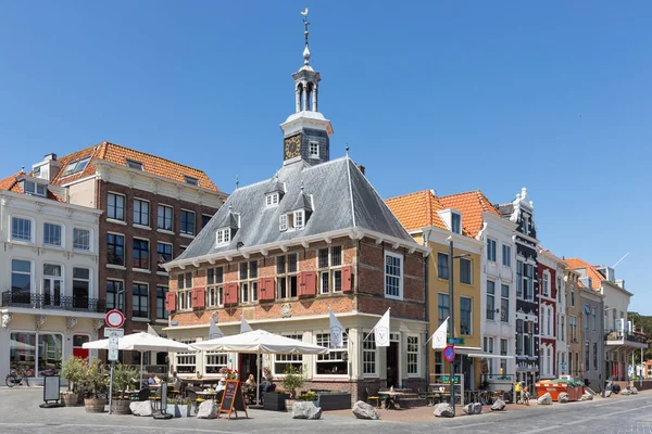 Brasserie gevestigd in oud Nederlands middeleeuws gebouw, Vlissingen, Nederland — Stockfoto