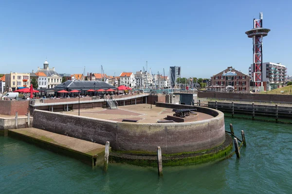 Toupeira no porto histórico holandês Vlissingen com restaurante e terraço — Fotografia de Stock