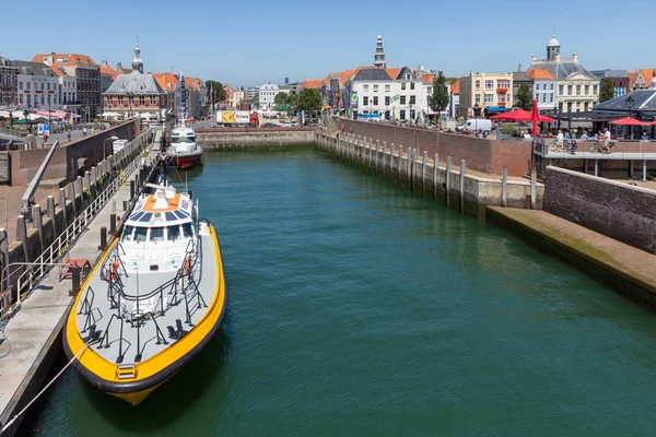 Port ville néerlandaise Vlissingen avec des bateaux pilotes prêts pour le départ — Photo