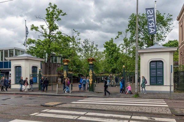 Visitors entering Artis Zoo Amsterdam, oldest zoo of the Netherlands — Stock Photo, Image
