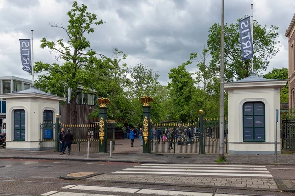 Bezoekers die Artis Zoo Amsterdam betreden, oudste dierentuin van Nederland Stockafbeelding
