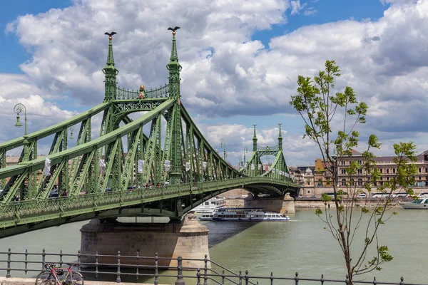 Pohled na Budapešť Liberty Bridge přes řeku Dunaj s Cloudscape — Stock fotografie