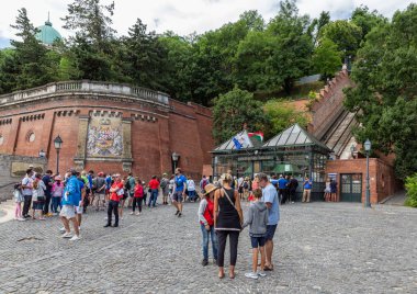 Buda Castle Hill Füniküler bilet gişesi yakınında bekleyen insanlar